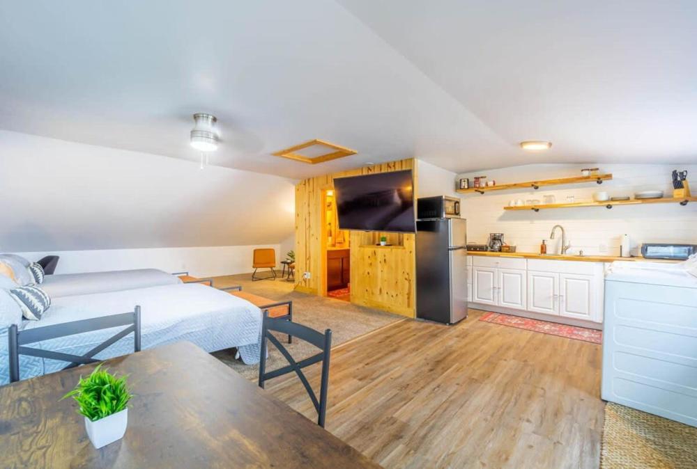 Fife Lake Lodge 2 Lakeside Apartment Units in One